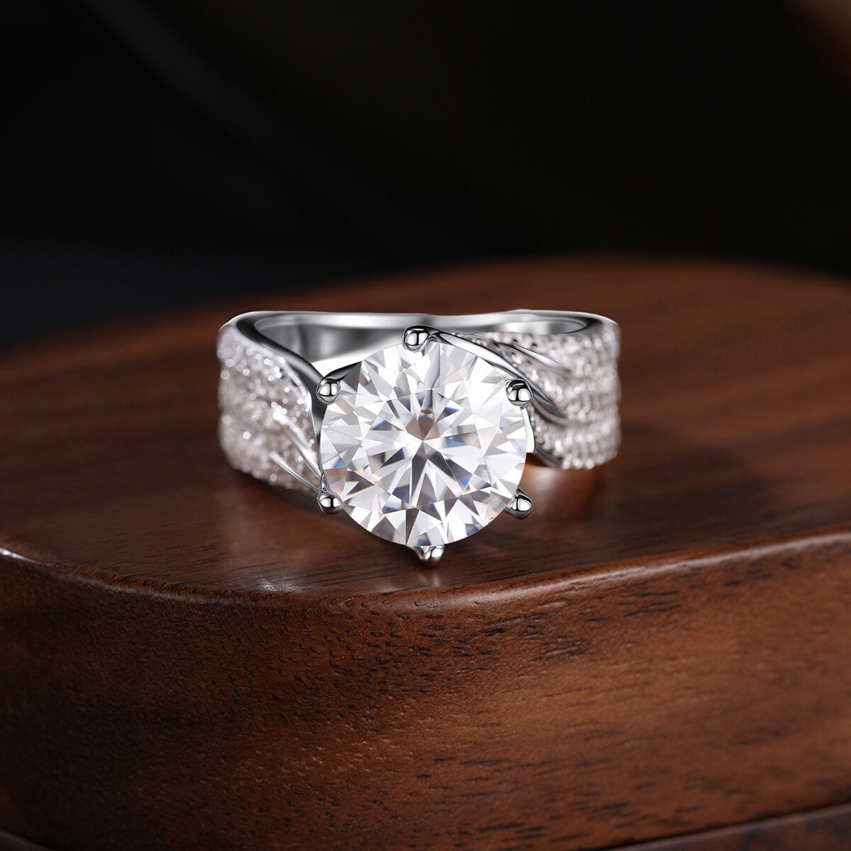 Luxury Moissanite Ring-The Best Alternative toExpensive Diamond Rings